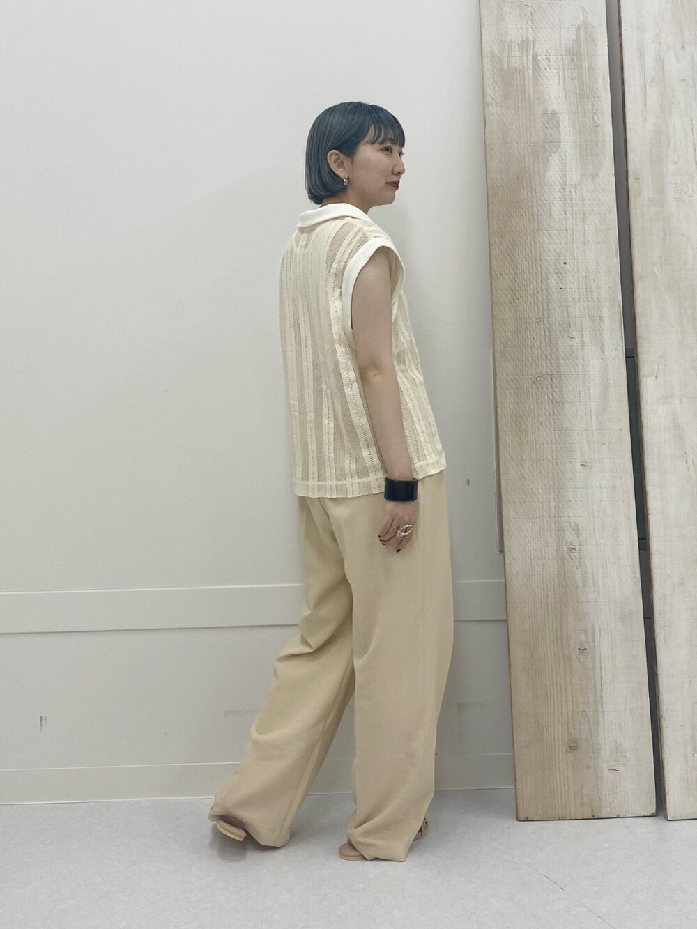 ホワイト系のポロシャツ、ホワイト系のタンクトップを着用したレディースの夏コーディネートの2枚目の写真