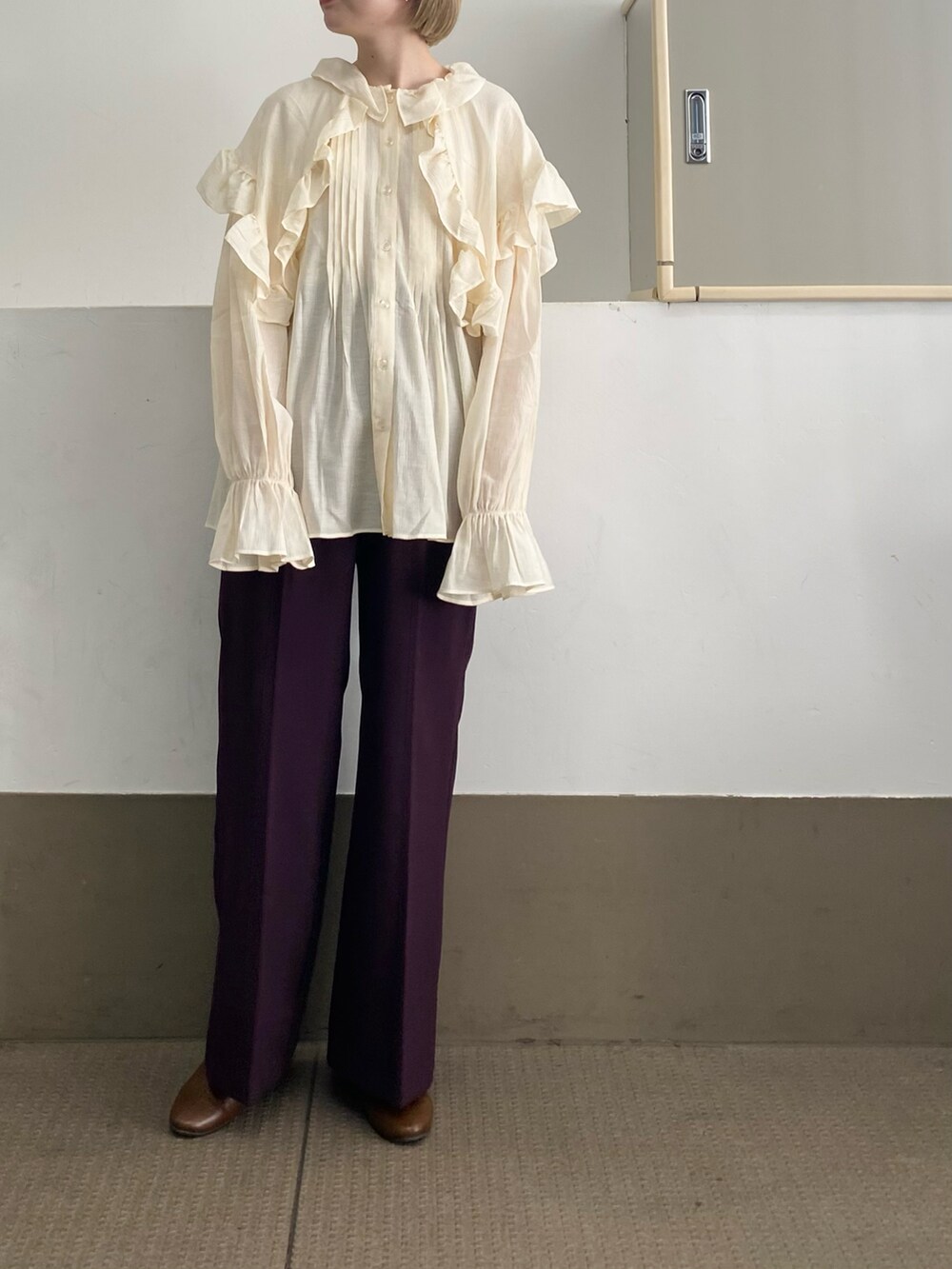 ホワイト系のシャツ/ブラウス、パープル系のその他パンツ、ブラウン系のブーツを着用したレディースの冬コーディネートの2枚目の写真