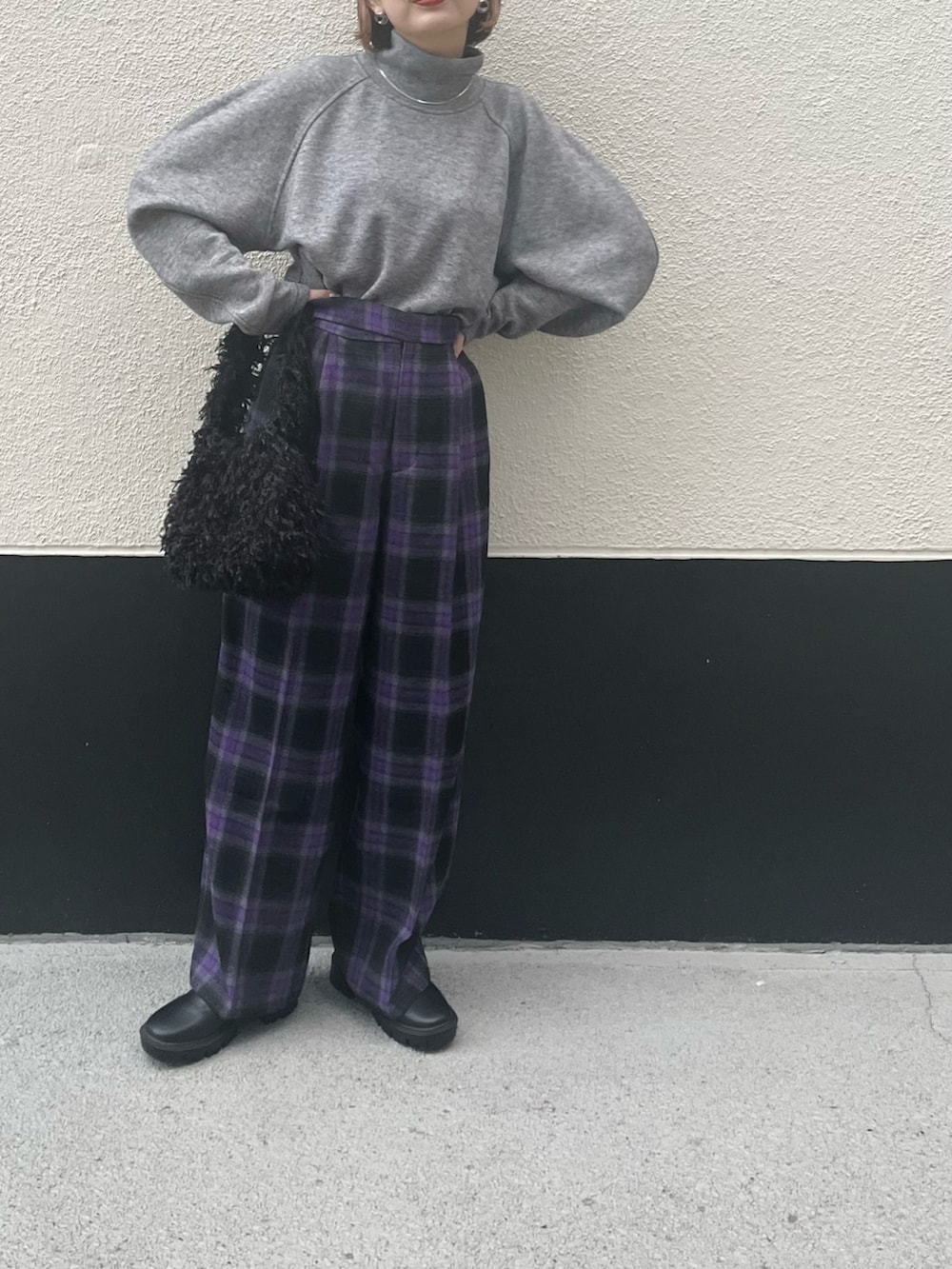 レッド系のTシャツ/カットソー、ブラック系のその他パンツ、ブラック系のショルダーバッグを着用したレディースの冬コーディネートの4枚目の写真
