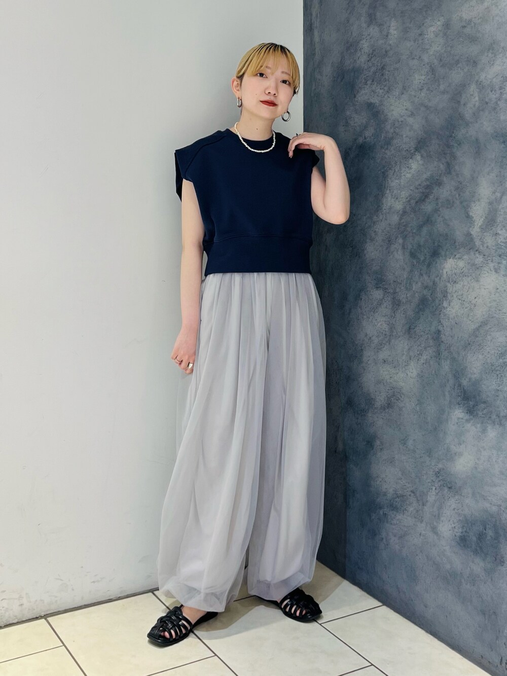 ブルー系のスウェット、グレー系のその他パンツを着用したレディースの春コーディネートの2枚目の写真