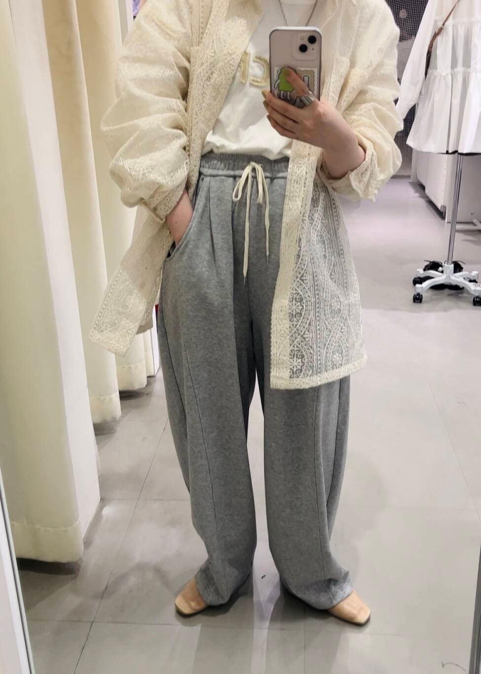 ホワイト系のTシャツ/カットソー、ホワイト系のシャツ/ブラウス、グレー系のその他パンツを着用したレディースの春コーディネートの4枚目の写真