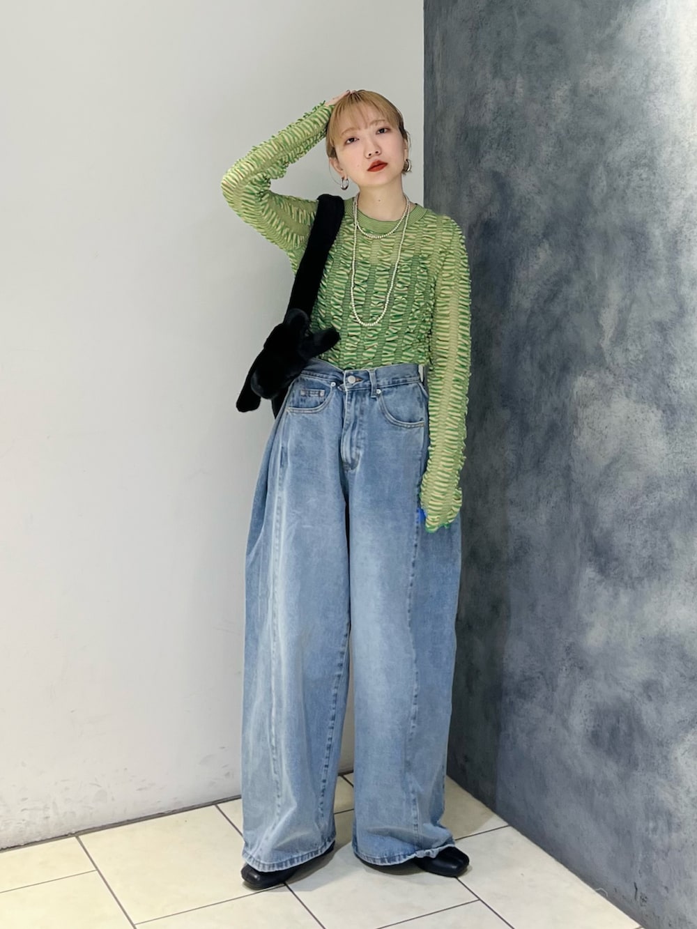 「シアートップス、シアー、ニット、デニム、デニムパンツ、ワイドデニム、グリーン、秋服準備はじめました、秋コーデ、カジュアル、大人カジュアル」｜「KBFのシャーリングコンパクトニット（ニット/セーター、グリーン系）」を使った、まっちゃんさん（レディース・154cm）の秋コーディネートの2枚目の写真