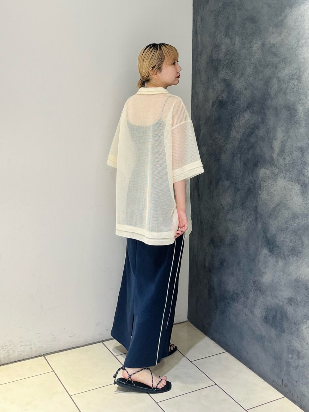 ホワイト系のシャツ/ブラウス、ブルー系のスカート、ブラック系のサンダルを着用したレディースの夏コーディネートの4枚目の写真