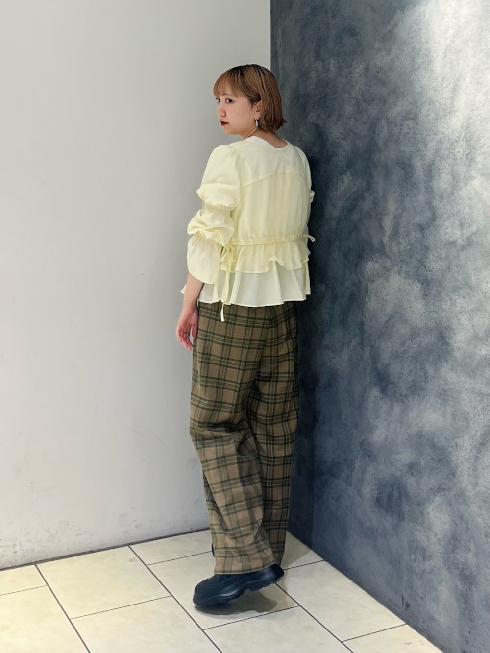 ホワイト系のシャツ/ブラウス、グリーン系のその他パンツ、ホワイト系のTシャツ/カットソーを着用したレディースの秋コーディネートの3枚目の写真