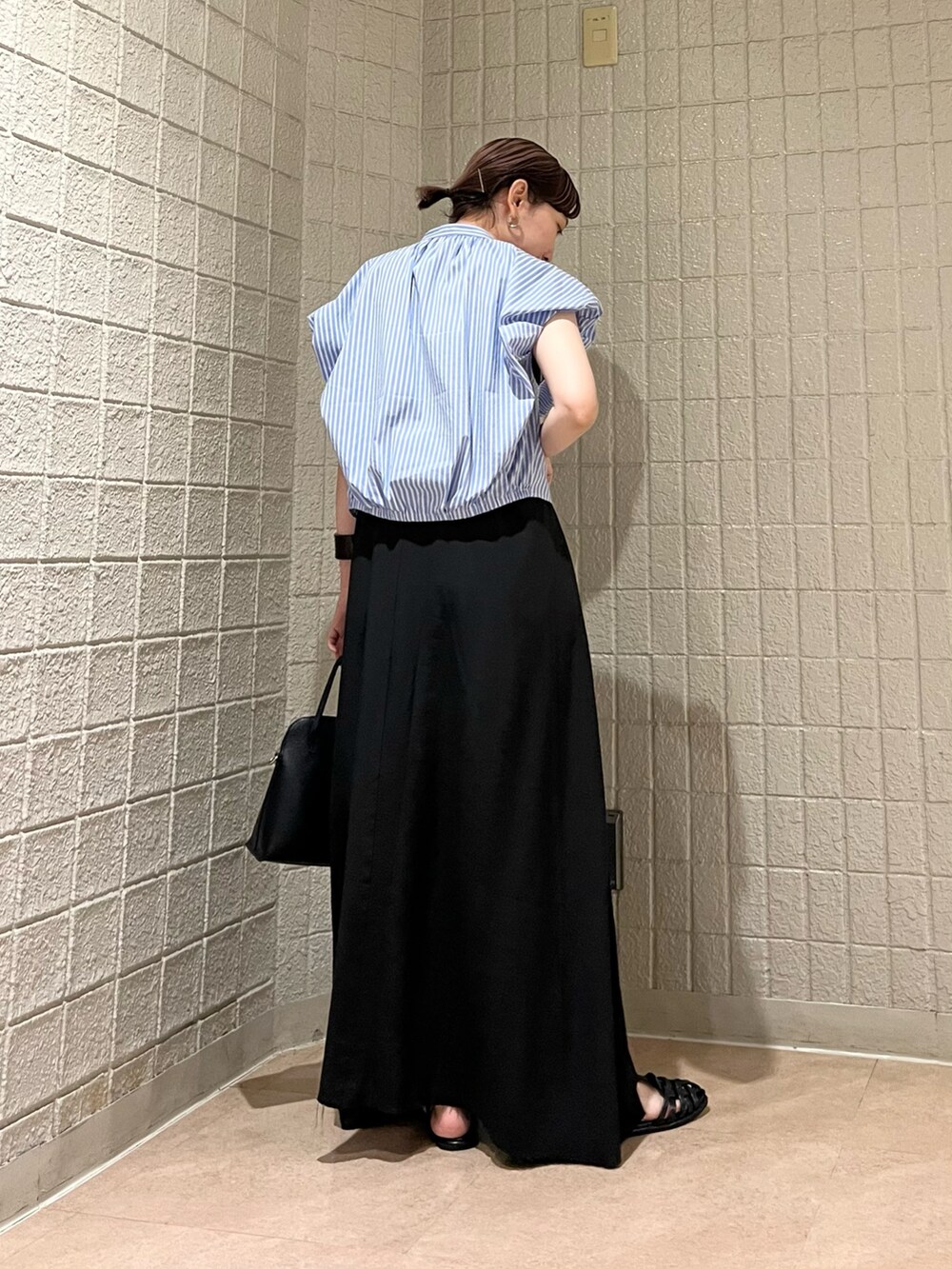 ブルー系のシャツ/ブラウス、ブラック系のワンピース、ブラック系のハンドバッグを着用したレディースの夏コーディネートの4枚目の写真