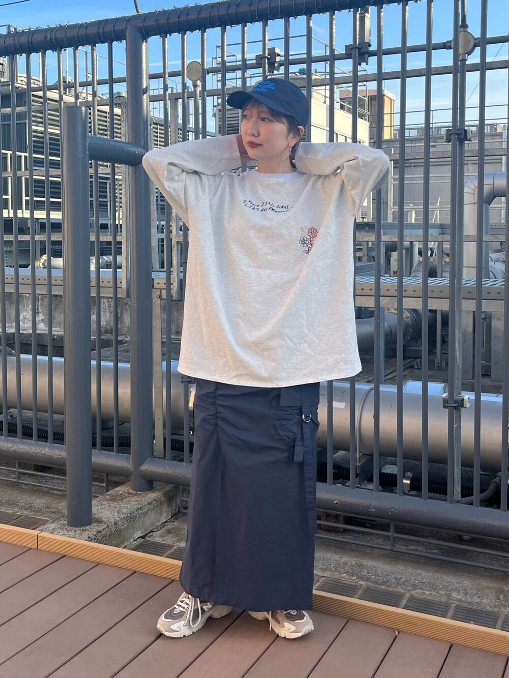 グレー系のTシャツ/カットソー、ホワイト系のスカートを着用したレディースの春コーディネートの3枚目の写真