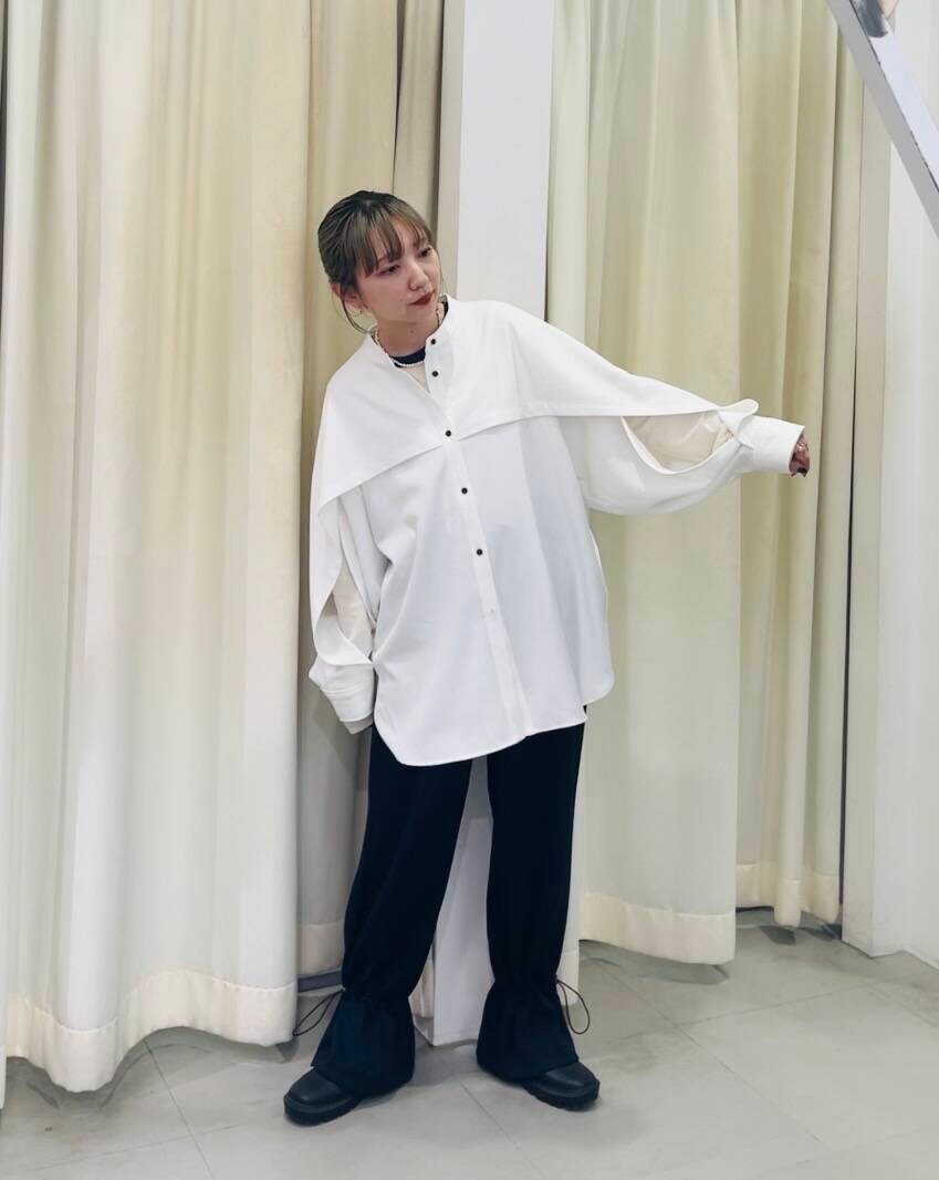 ホワイト系のMA-1、ブルー系のその他パンツ、ホワイト系のシャツ/ブラウスを着用したレディースの冬コーディネートの4枚目の写真
