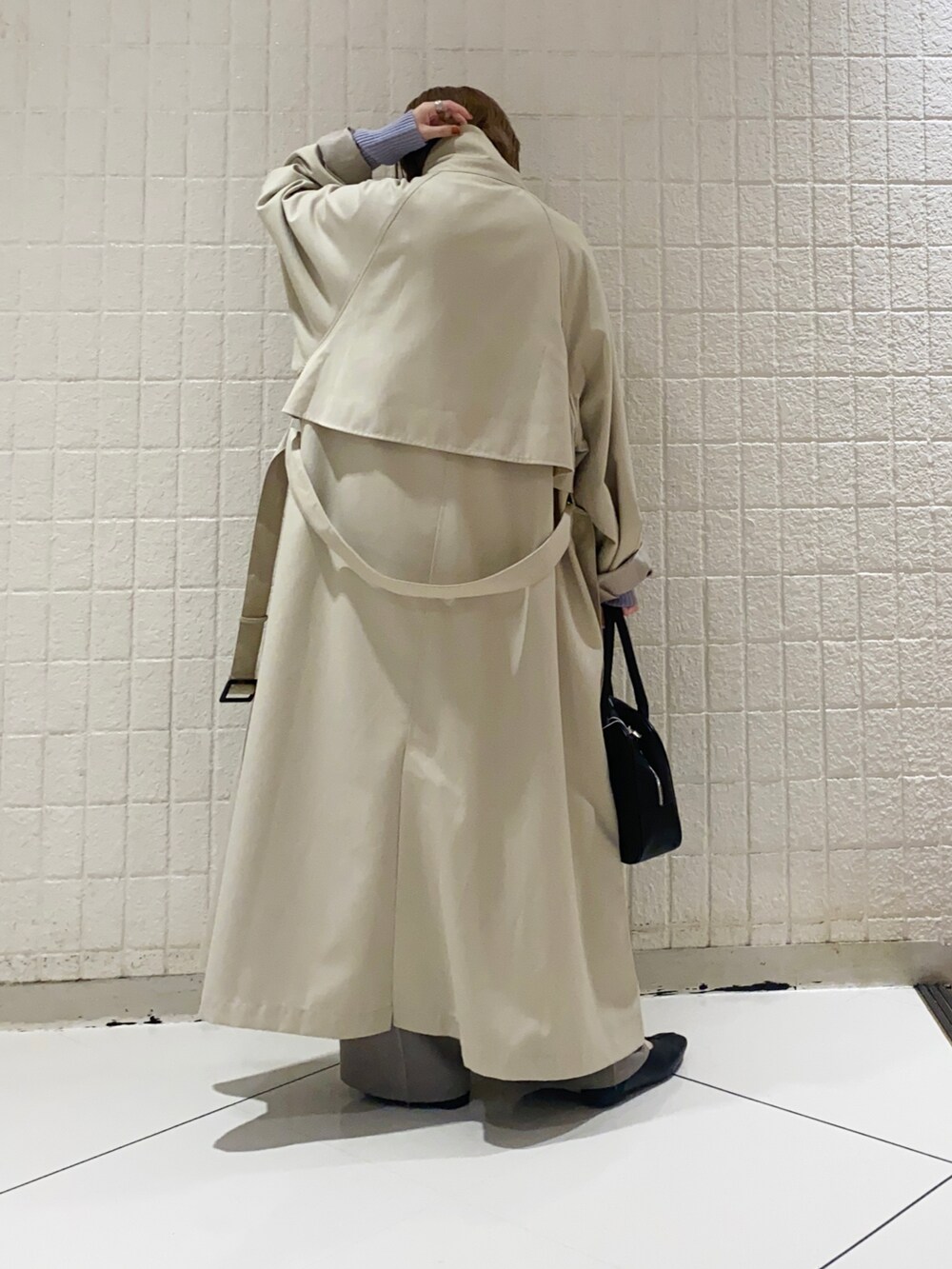 「KBF、トレンチコート、秋アウター、スタンドカラー、ビッグシルエット、秋先取りコーデ、ニット、低身長コーデ、秋服準備はじめました、きれいめカジュアル、ボストンバッグ、ワイドパンツ、秋冬コーデ、カジュアル、シンプル」｜「KBFのコクーンスリーブBIGトレンチコート（トレンチコート、ベージュ系）」を使った、まっちゃんさん（レディース・154cm）の秋コーディネートの3枚目の写真
