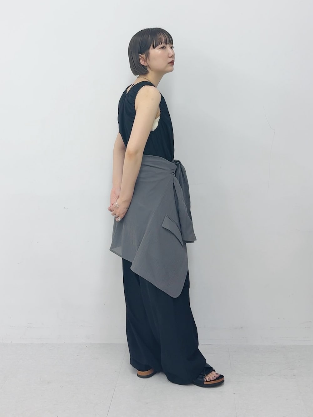 ブラック系のその他パンツ、グレー系のその他アウター、ブラック系のサンダルを着用したレディースの夏コーディネートの2枚目の写真