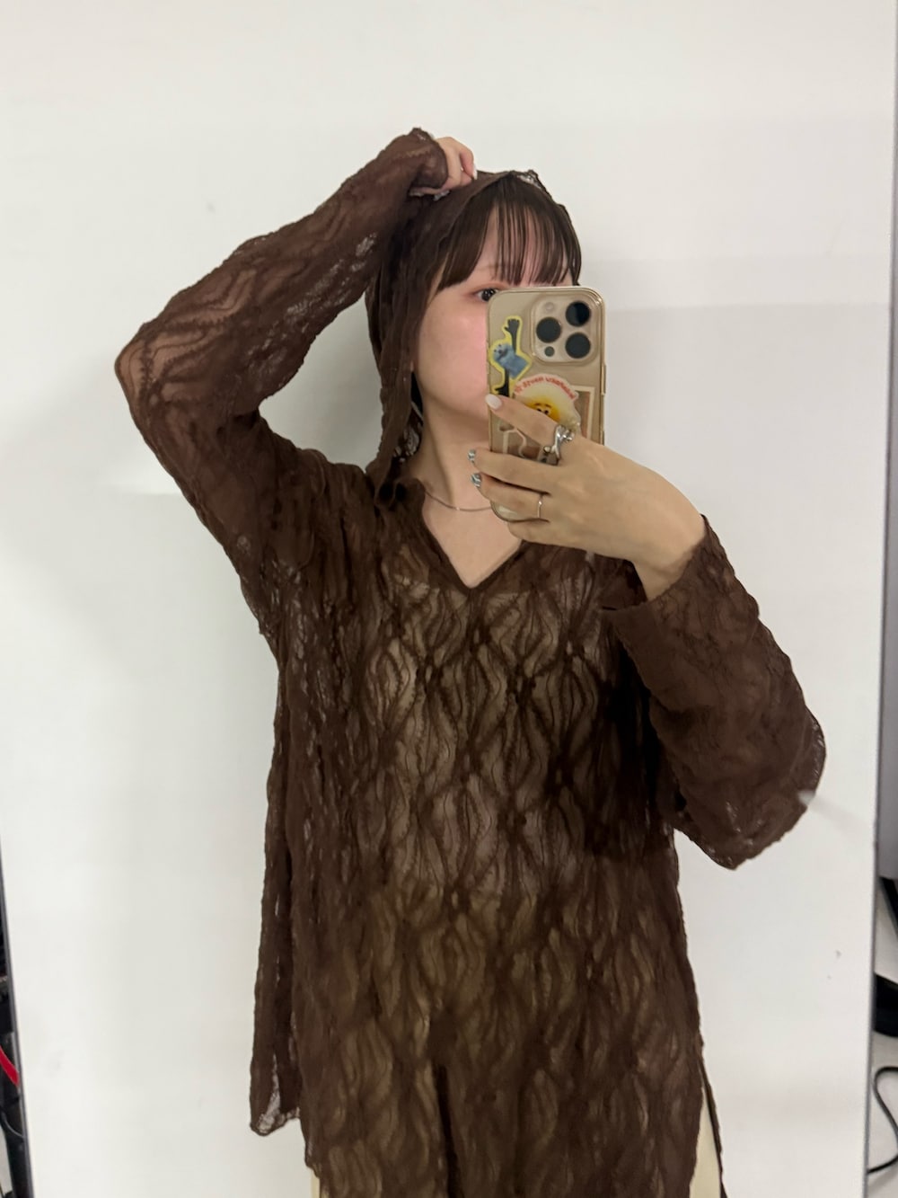 ブラウン系のTシャツ/カットソーを着用したレディースの夏コーディネートの4枚目の写真