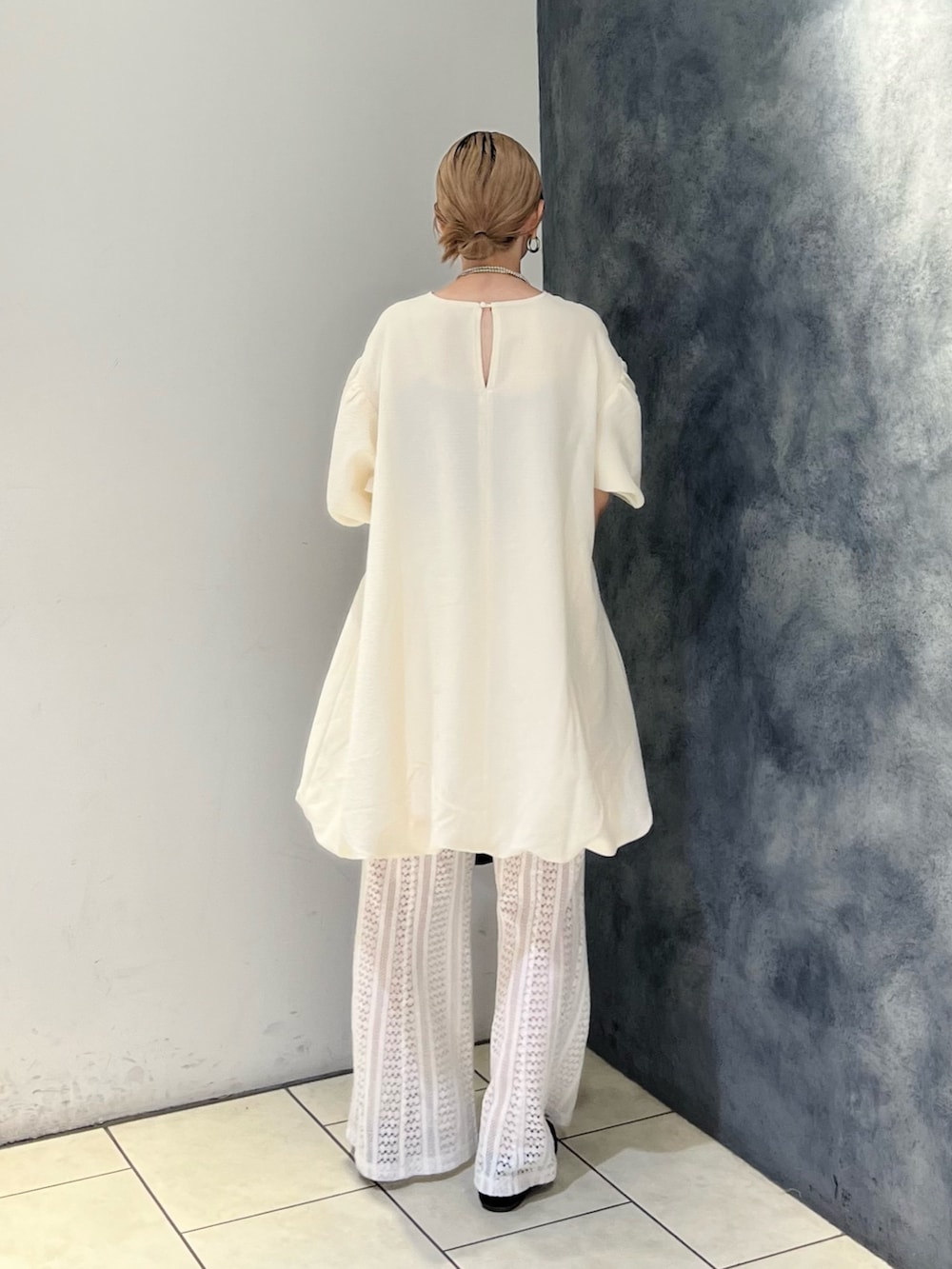 ホワイト系のワンピース、ホワイト系のその他パンツ、ブラウン系のハンドバッグを着用したレディースの秋コーディネートの3枚目の写真