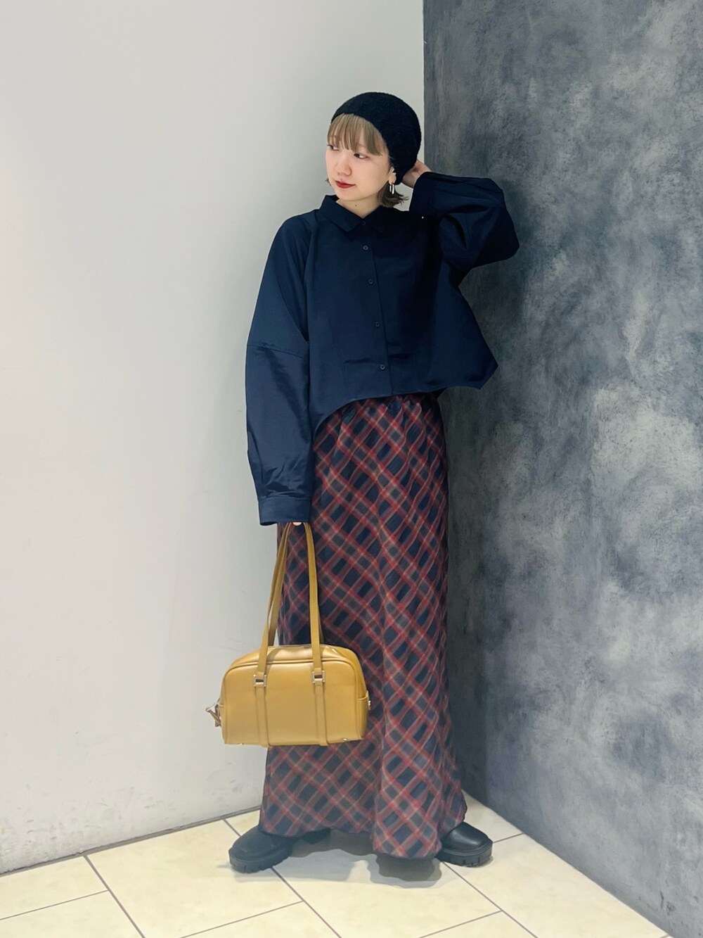 ブルー系のスカート、ブルー系のシャツ/ブラウス、ブラック系のニットキャップ/ビーニーを着用したレディースの冬コーディネートの2枚目の写真