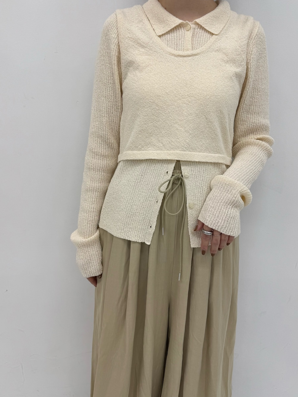 ホワイト系のニット/セーター、ベージュ系のその他パンツを着用したレディースの冬コーディネートの3枚目の写真