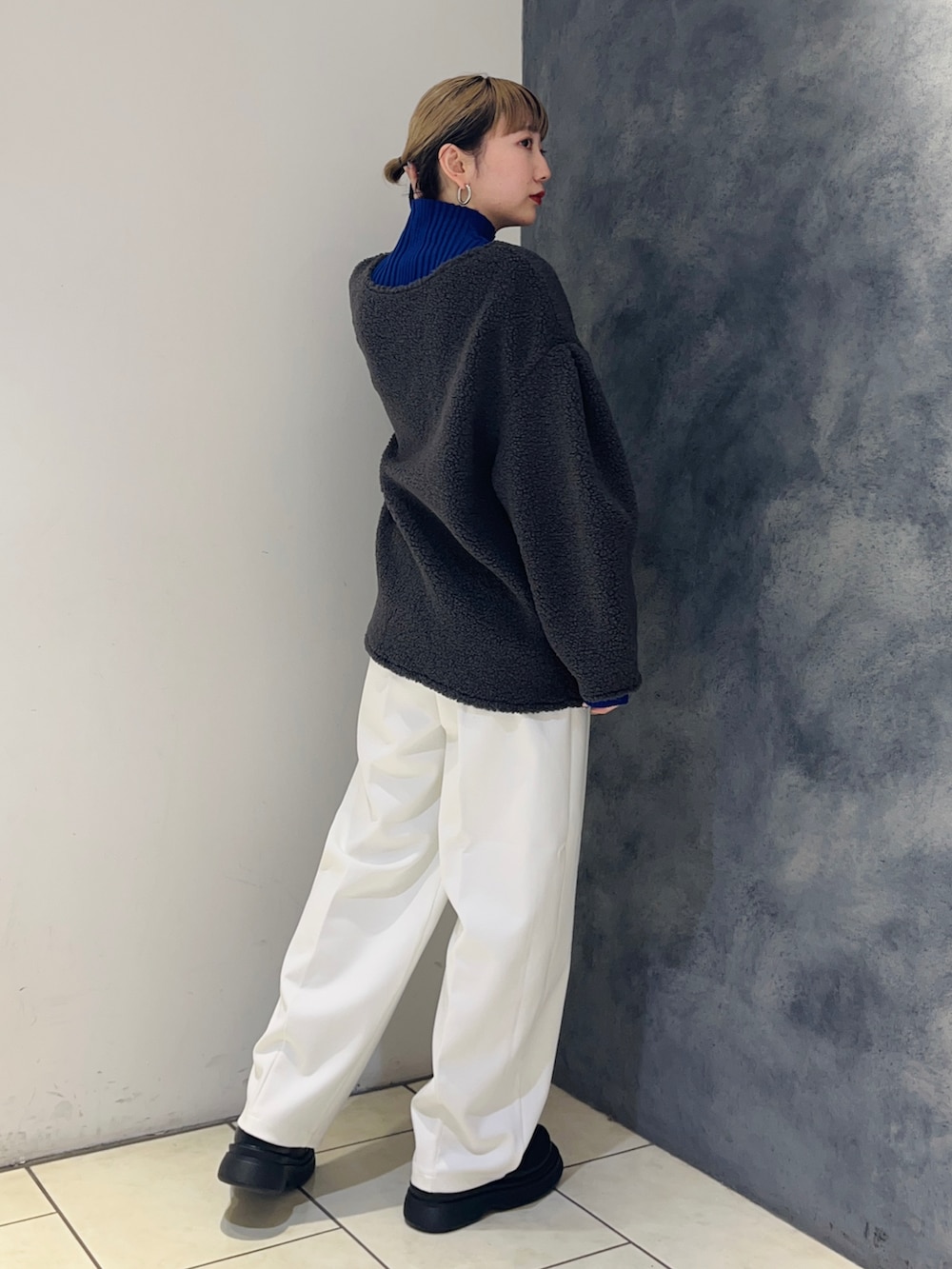 ブルー系のニット/セーター、グレー系のその他トップス、ホワイト系のその他パンツを着用したレディースの冬コーディネートの3枚目の写真