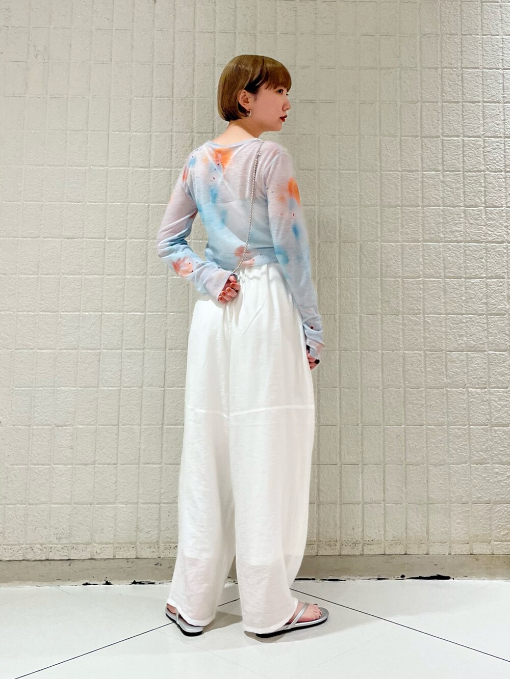 その他のトップス、ホワイト系のその他パンツ、シルバー系のサンダルを着用したレディースの夏コーディネートの3枚目の写真