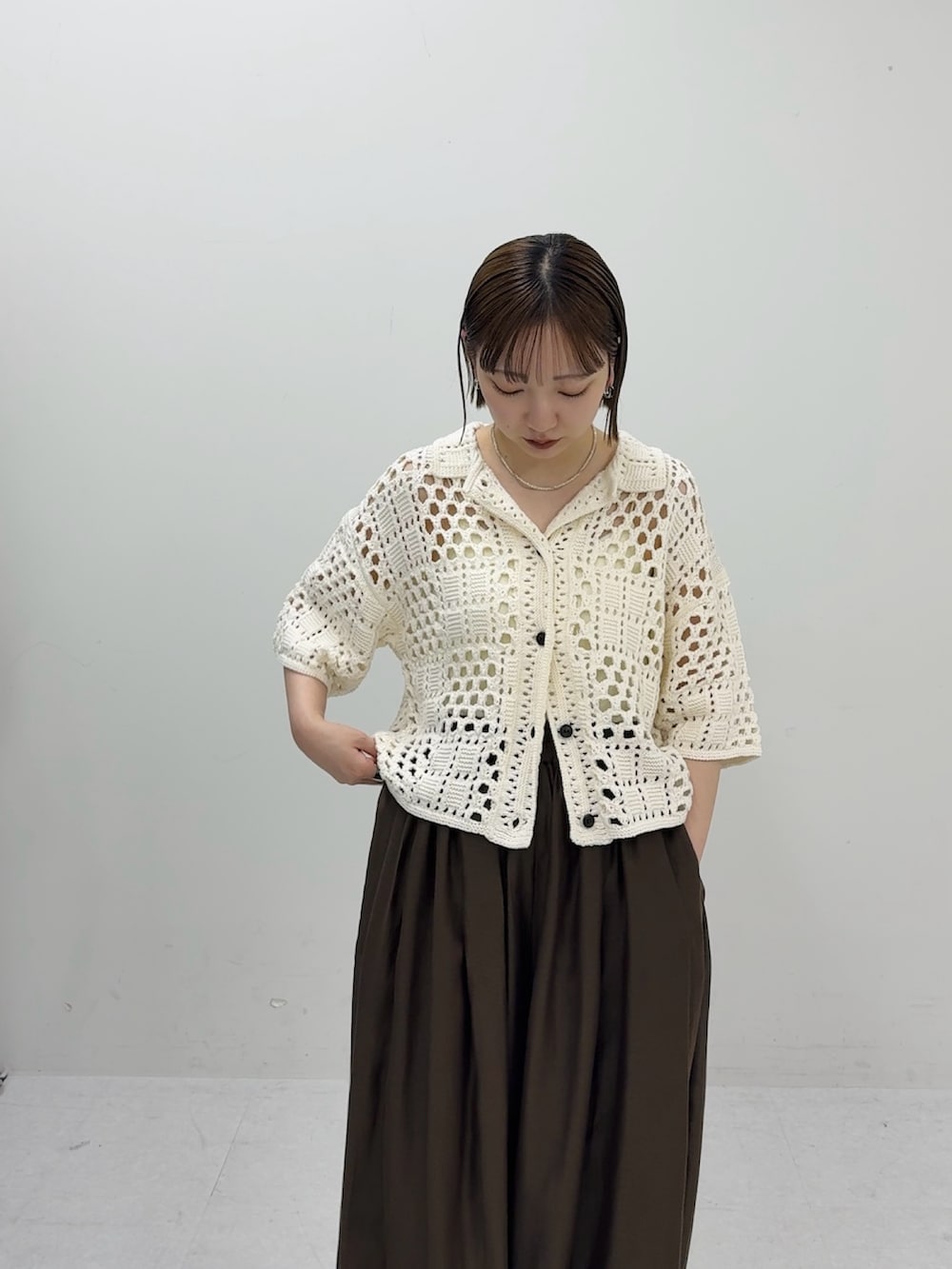 ホワイト系のニット/セーター、ブラウン系のその他パンツ、ブラウン系のサンダルを着用したレディースの春コーディネートの3枚目の写真