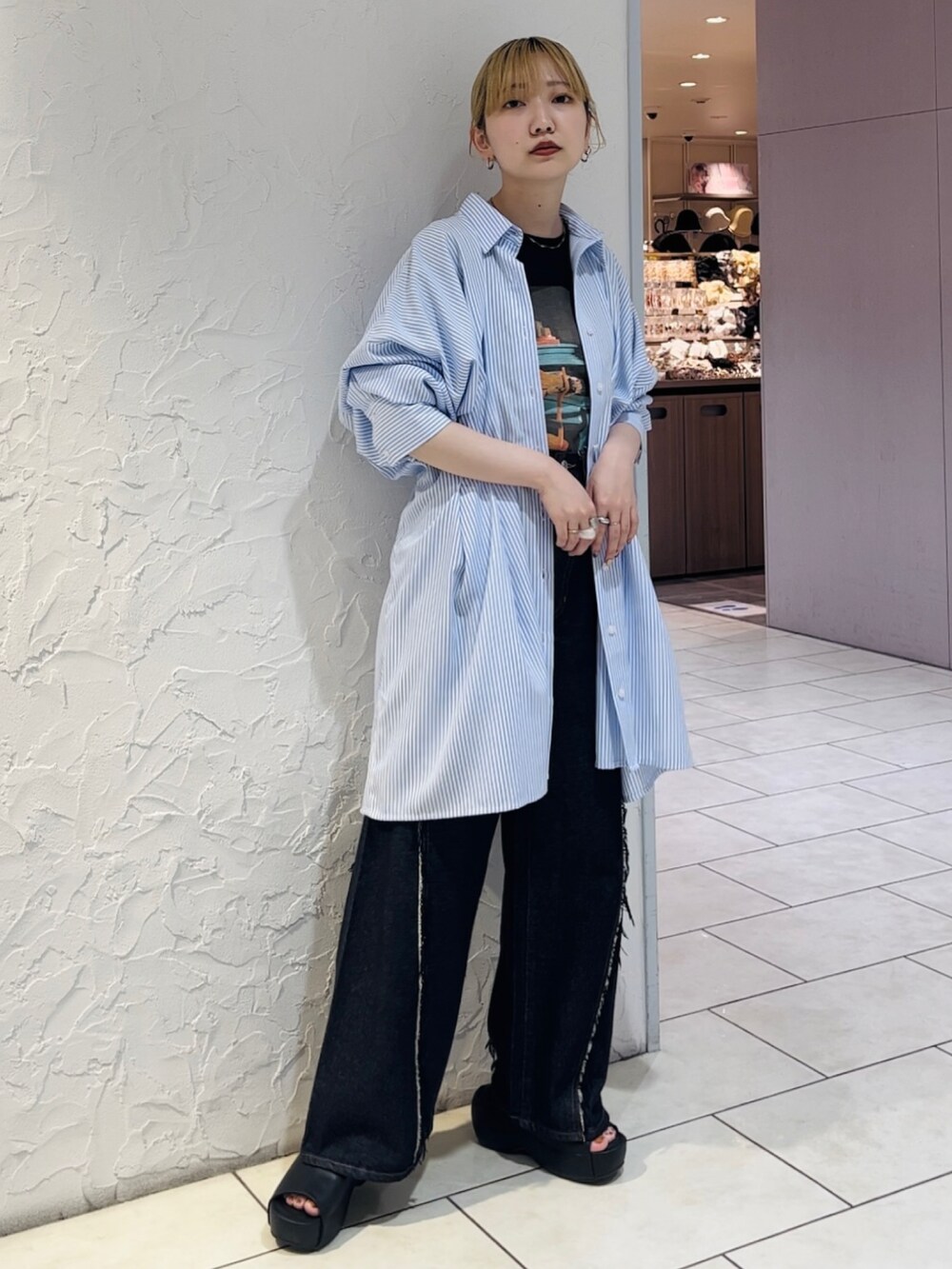 ブルー系のワンピース、ブラック系のTシャツ/カットソー、ブルー系のデニムパンツを着用したレディースの春コーディネートの3枚目の写真