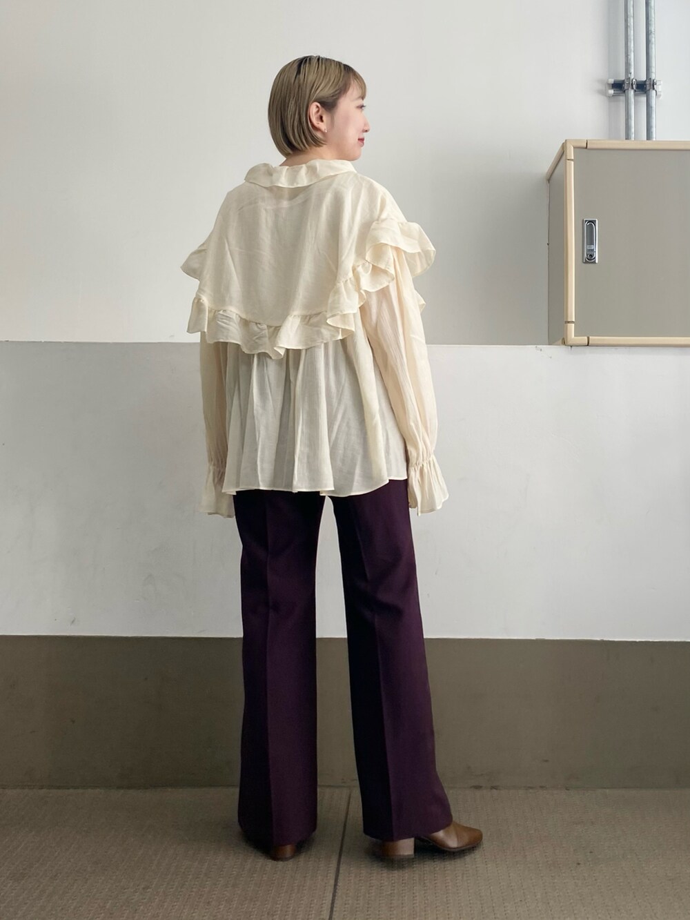 ホワイト系のシャツ/ブラウス、パープル系のその他パンツ、ブラウン系のブーツを着用したレディースの冬コーディネートの4枚目の写真