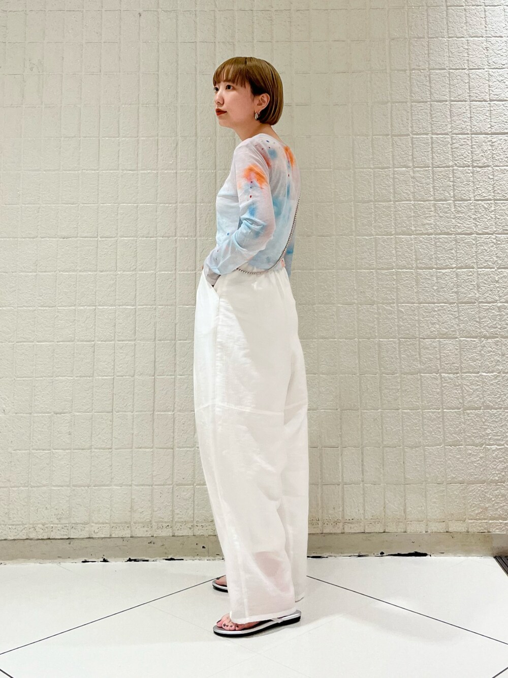 その他のトップス、ホワイト系のその他パンツ、シルバー系のサンダルを着用したレディースの夏コーディネートの4枚目の写真