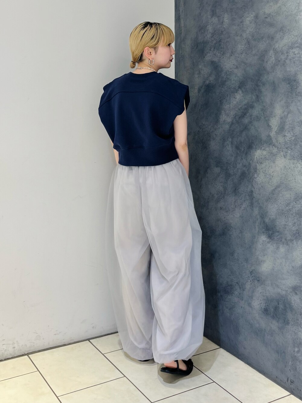 ブルー系のスウェット、グレー系のその他パンツを着用したレディースの春コーディネートの3枚目の写真