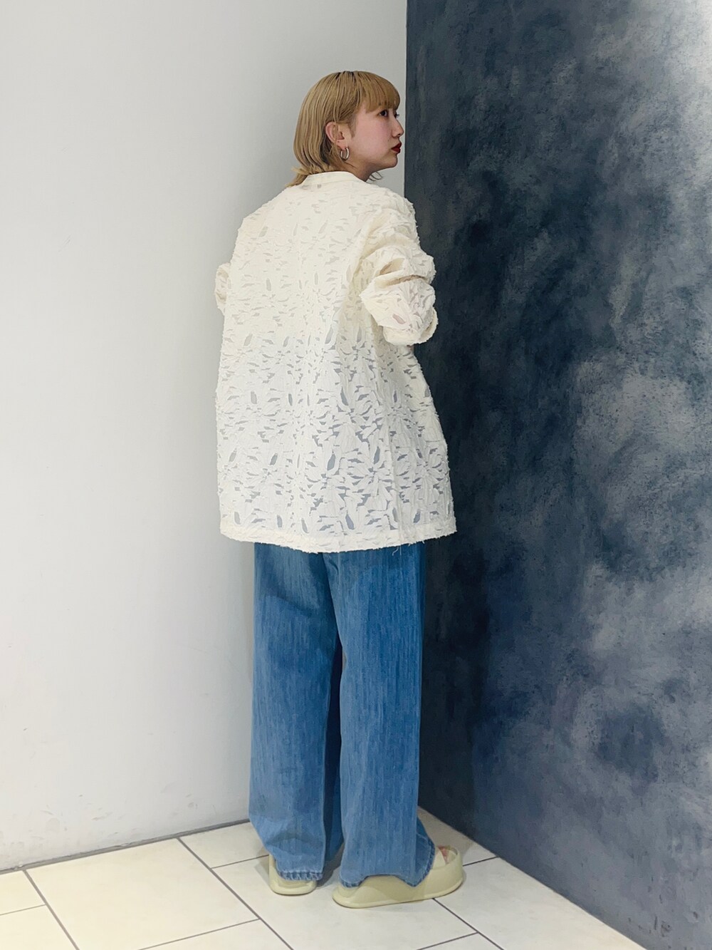 ホワイト系のシャツ/ブラウス、ホワイト系のTシャツ/カットソー、ブルー系のデニムパンツを着用したレディースの春コーディネートの4枚目の写真