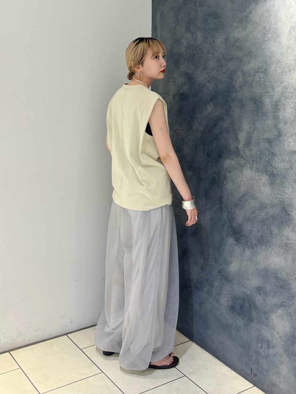 グリーン系のTシャツ/カットソー、グレー系のその他パンツ、ブラック系のサンダルを着用したレディースの夏コーディネートの3枚目の写真