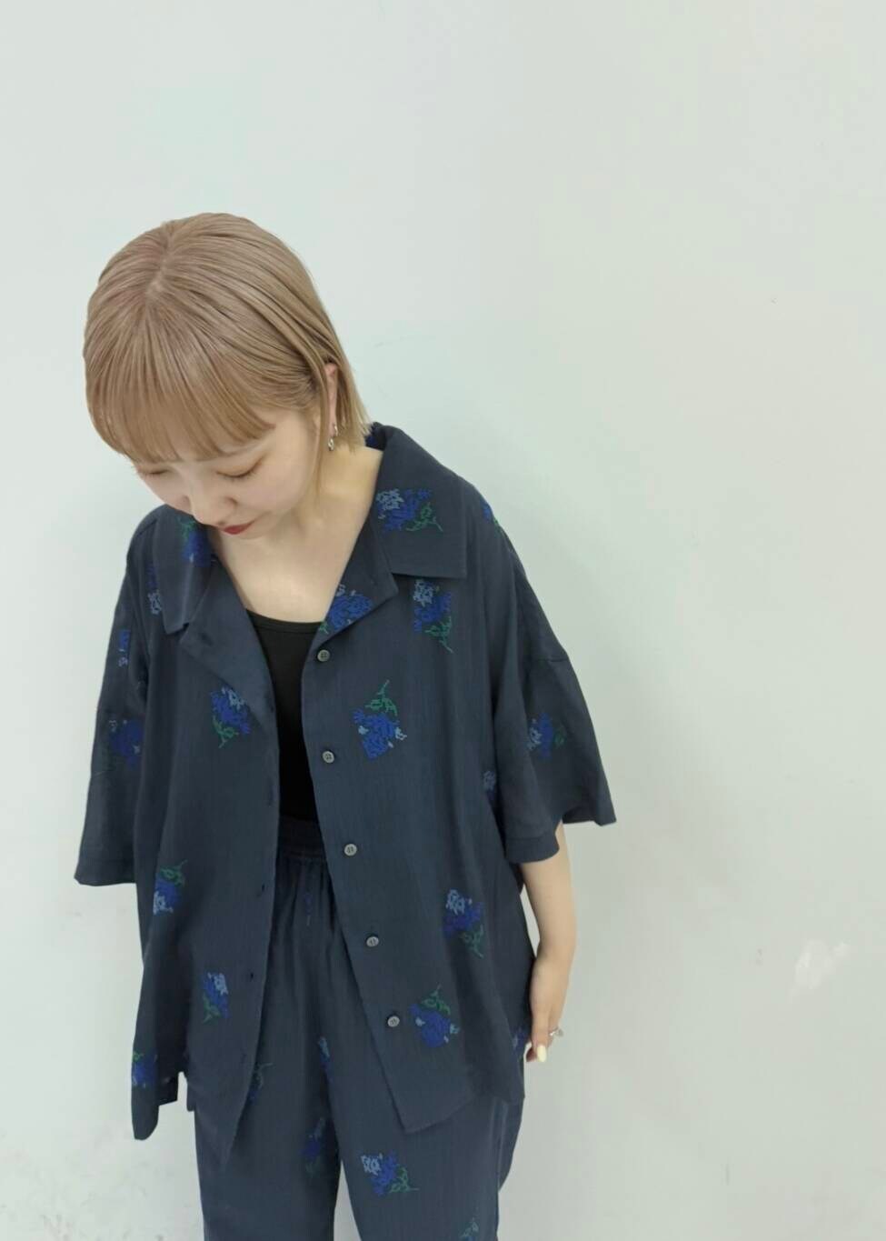 ブルー系のその他パンツ、ブルー系のシャツ/ブラウスを着用したレディースの春コーディネートの3枚目の写真