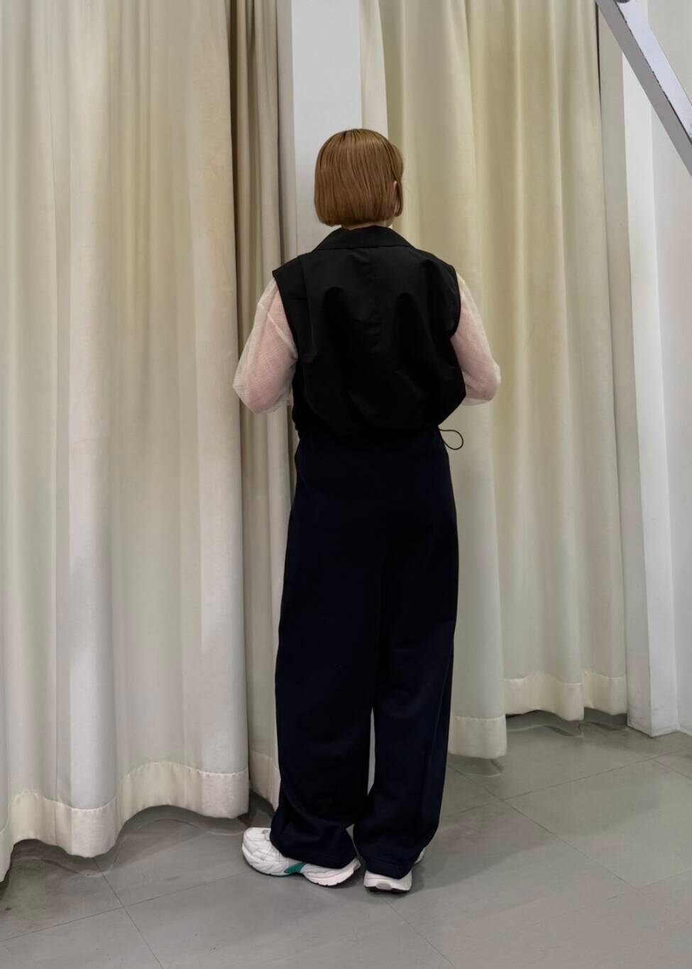 ブラック系のベスト、ホワイト系のTシャツ/カットソー、ブルー系のその他パンツを着用したレディースの春コーディネートの3枚目の写真