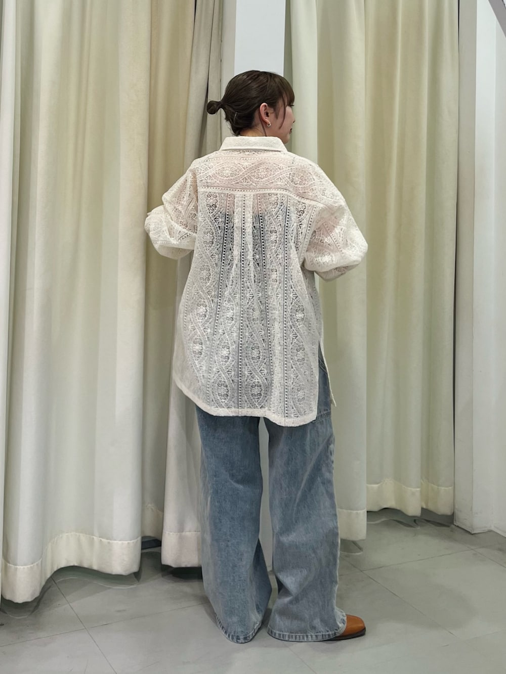 「KBF、kbf_ootd、シャツ、シャツスタイル、シャツコーデ、レース、レーストップス、デニム、デニムパンツ、春、春コーデ、春色、春服」｜「KBFのシアーエンブロイダリーBIGシャツ（シャツ/ブラウス、ホワイト系）」を使った、まっちゃんさん（レディース・154cm）の冬コーディネートの3枚目の写真