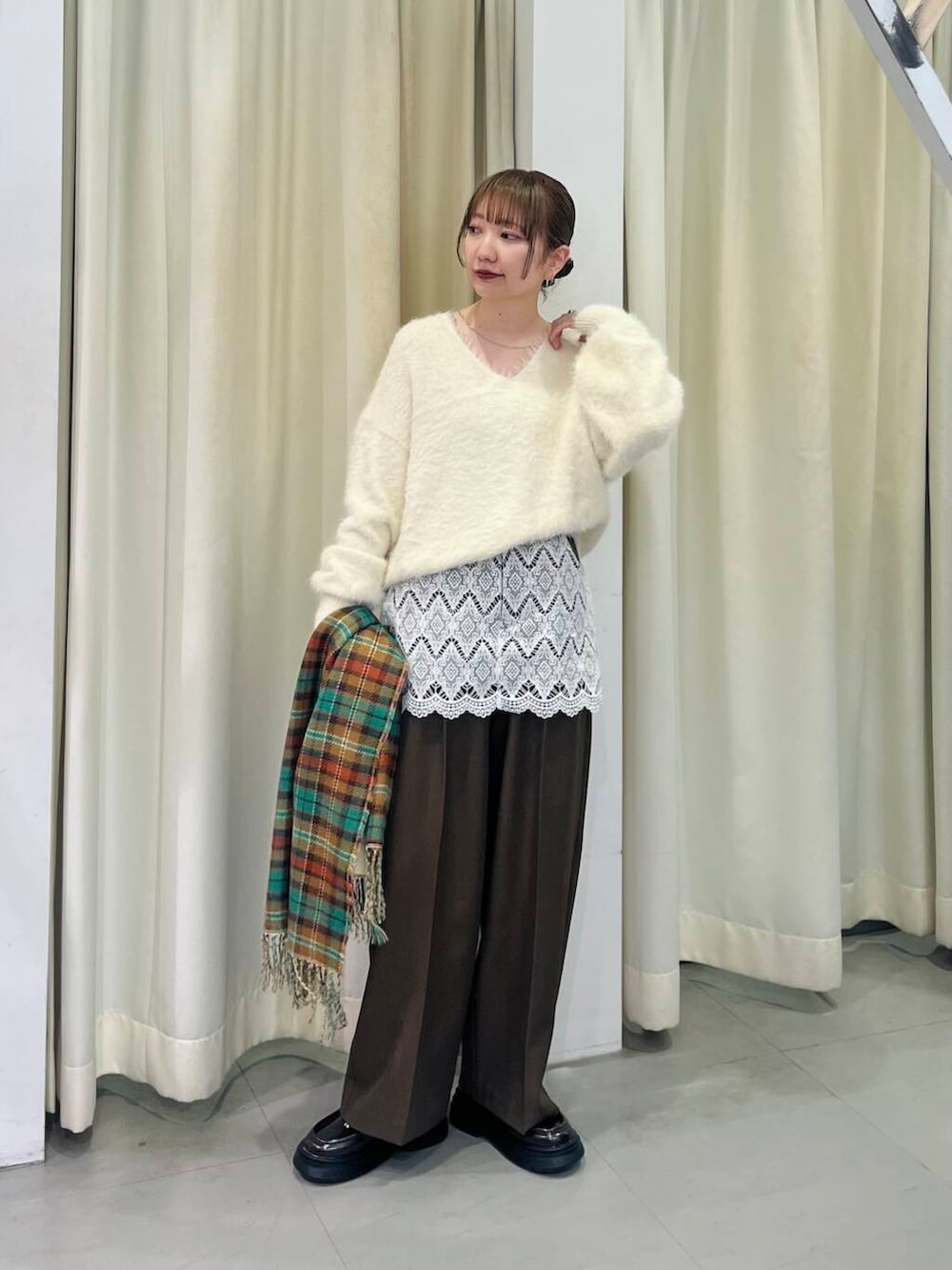 ブラウン系のローファー、ブラウン系のその他パンツ、ホワイト系のニット/セーターを着用したレディースの冬コーディネートの2枚目の写真