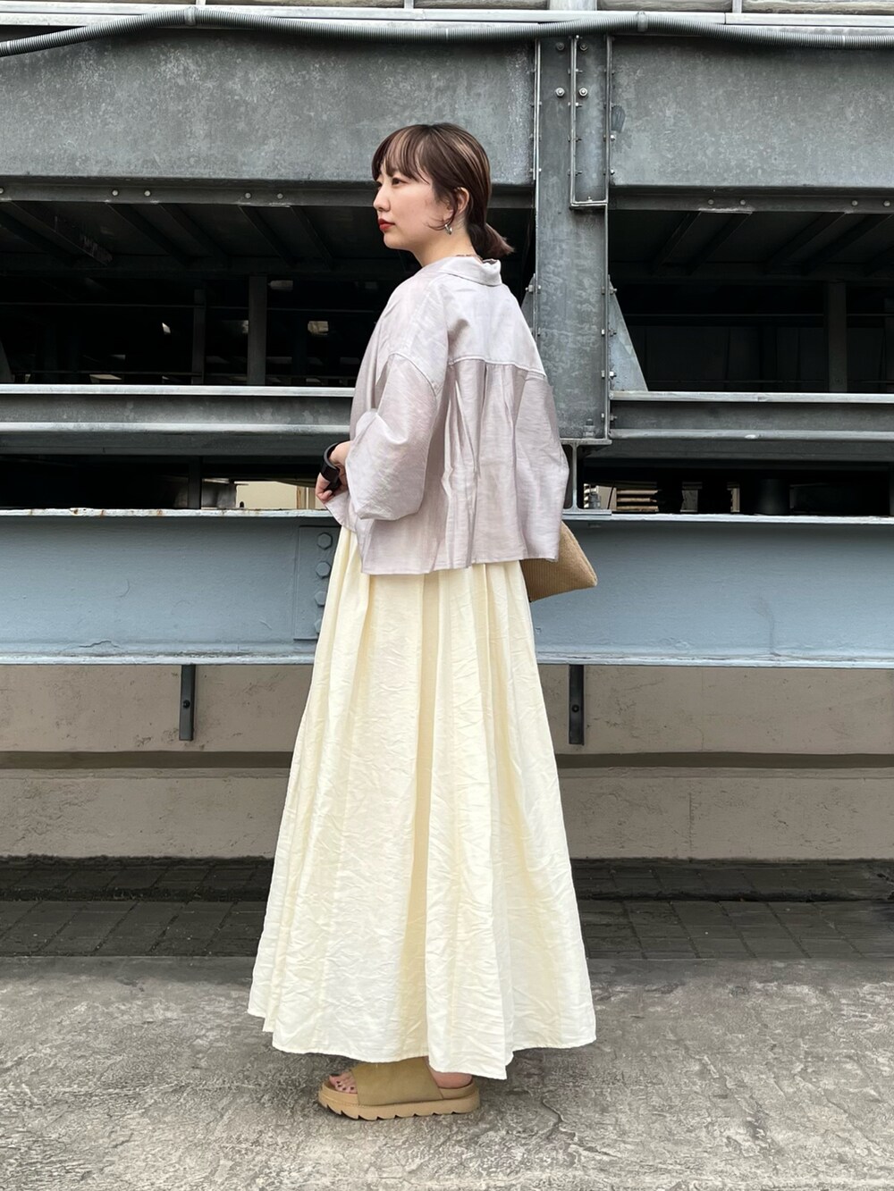 ブラウン系のシャツ/ブラウス、ホワイト系のワンピース、ベージュ系のサンダルを着用したレディースの夏コーディネートの3枚目の写真