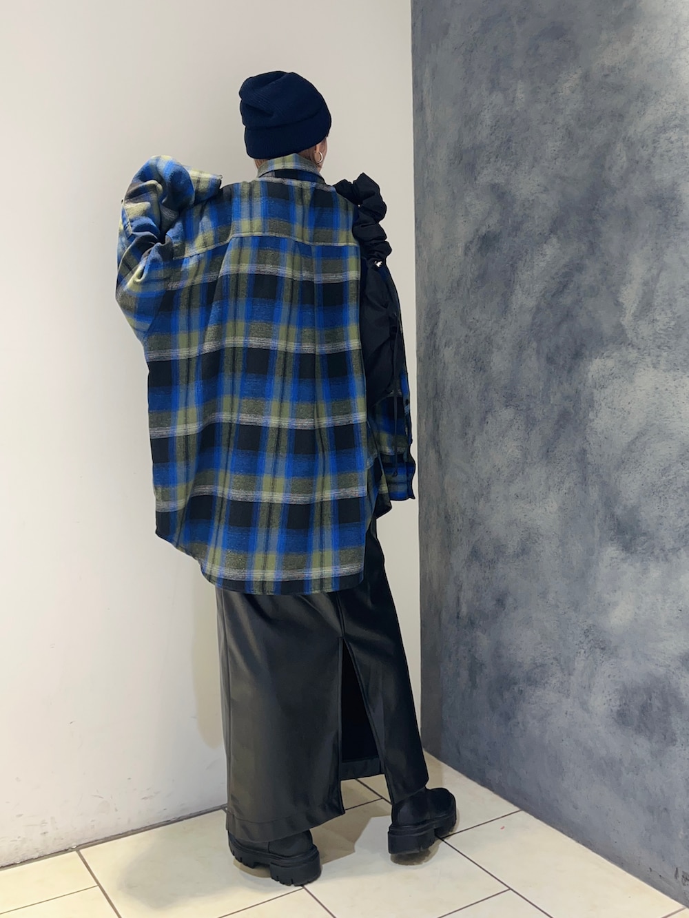 グリーン系のシャツ/ブラウス、ブラック系のスカート、ブラック系のショルダーバッグを着用したレディースの冬コーディネートの3枚目の写真