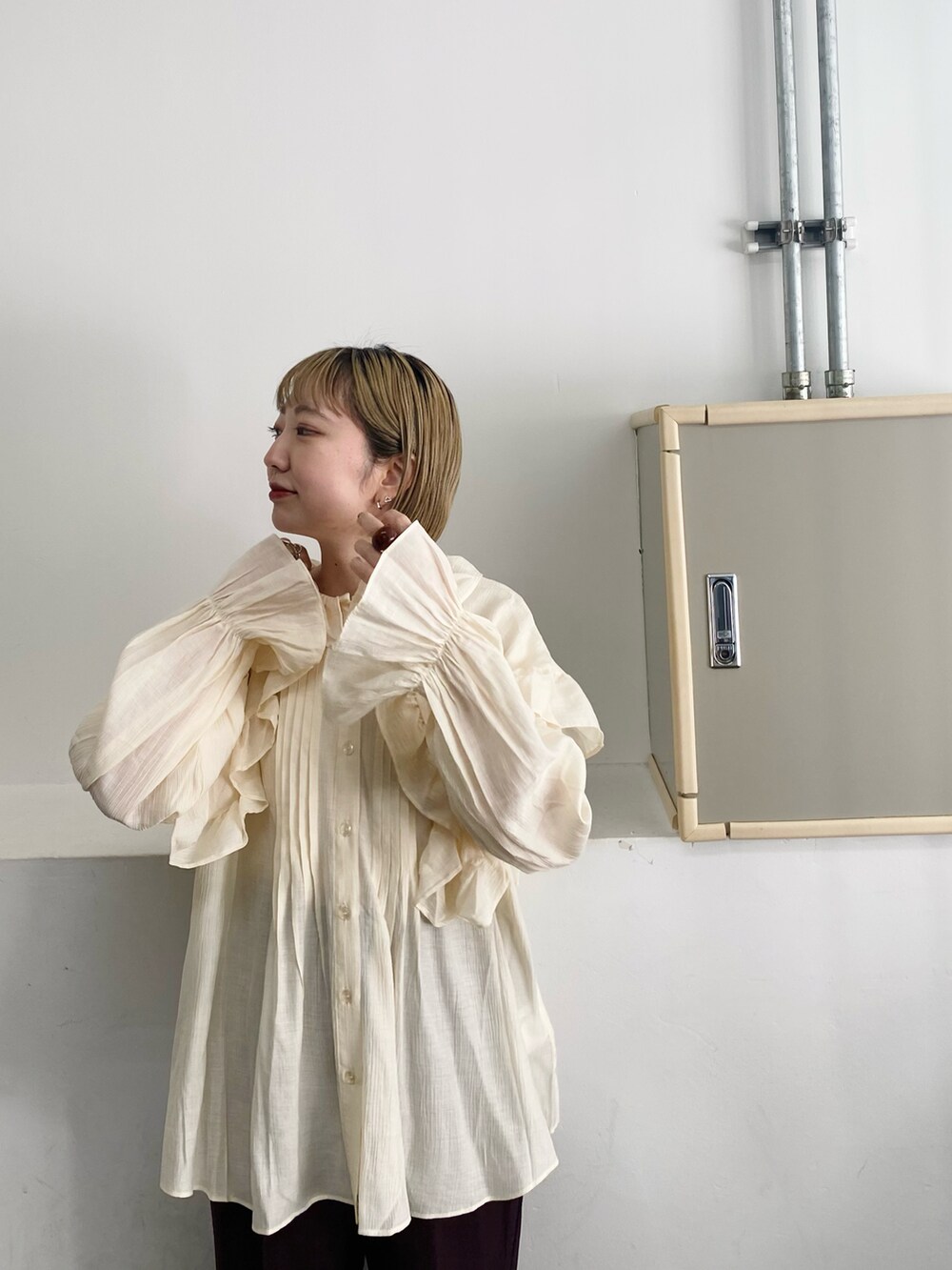 ホワイト系のシャツ/ブラウス、パープル系のその他パンツ、ブラウン系のブーツを着用したレディースの冬コーディネートの5枚目の写真