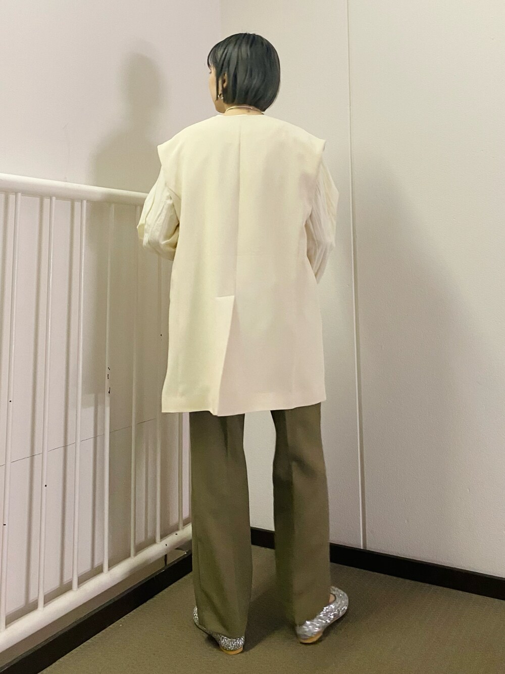 「KBF、ブラウス、キャンディスリーブ、ベスト、スラックス、センタープレス、センタープレスパンツ、春コーデ、春、大人カジュアル、低身長コーデ」｜「KBFのラウンドノーカラーベスト（その他アウター、ホワイト系）」を使った、まっちゃんさん（レディース・154cm）の冬コーディネートの3枚目の写真