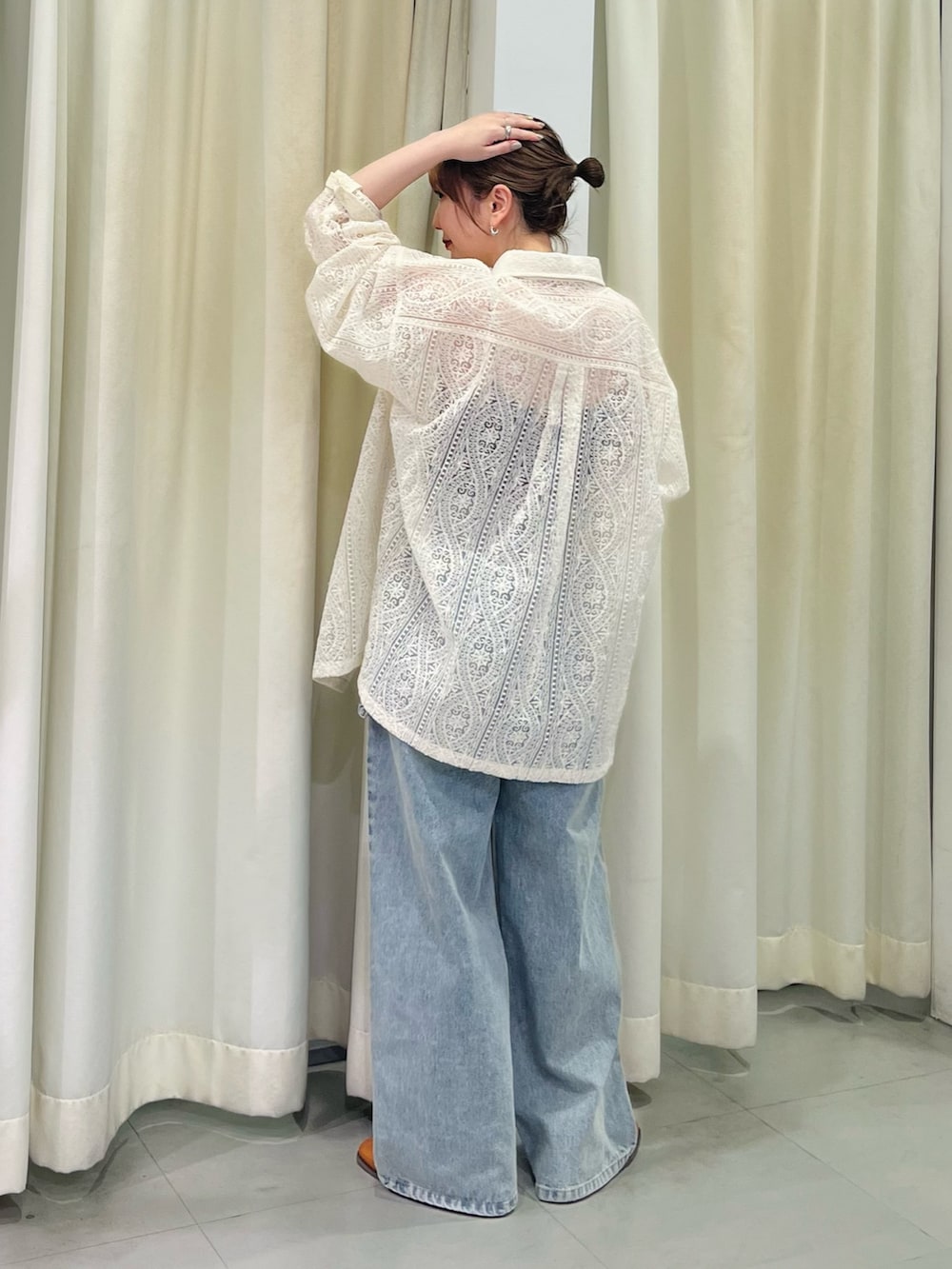 「KBF、kbf_ootd、シャツ、シャツスタイル、シャツコーデ、レース、レーストップス、デニム、デニムパンツ、春、春コーデ、春色、春服」｜「KBFのシアーエンブロイダリーBIGシャツ（シャツ/ブラウス、ホワイト系）」を使った、まっちゃんさん（レディース・154cm）の冬コーディネートの4枚目の写真
