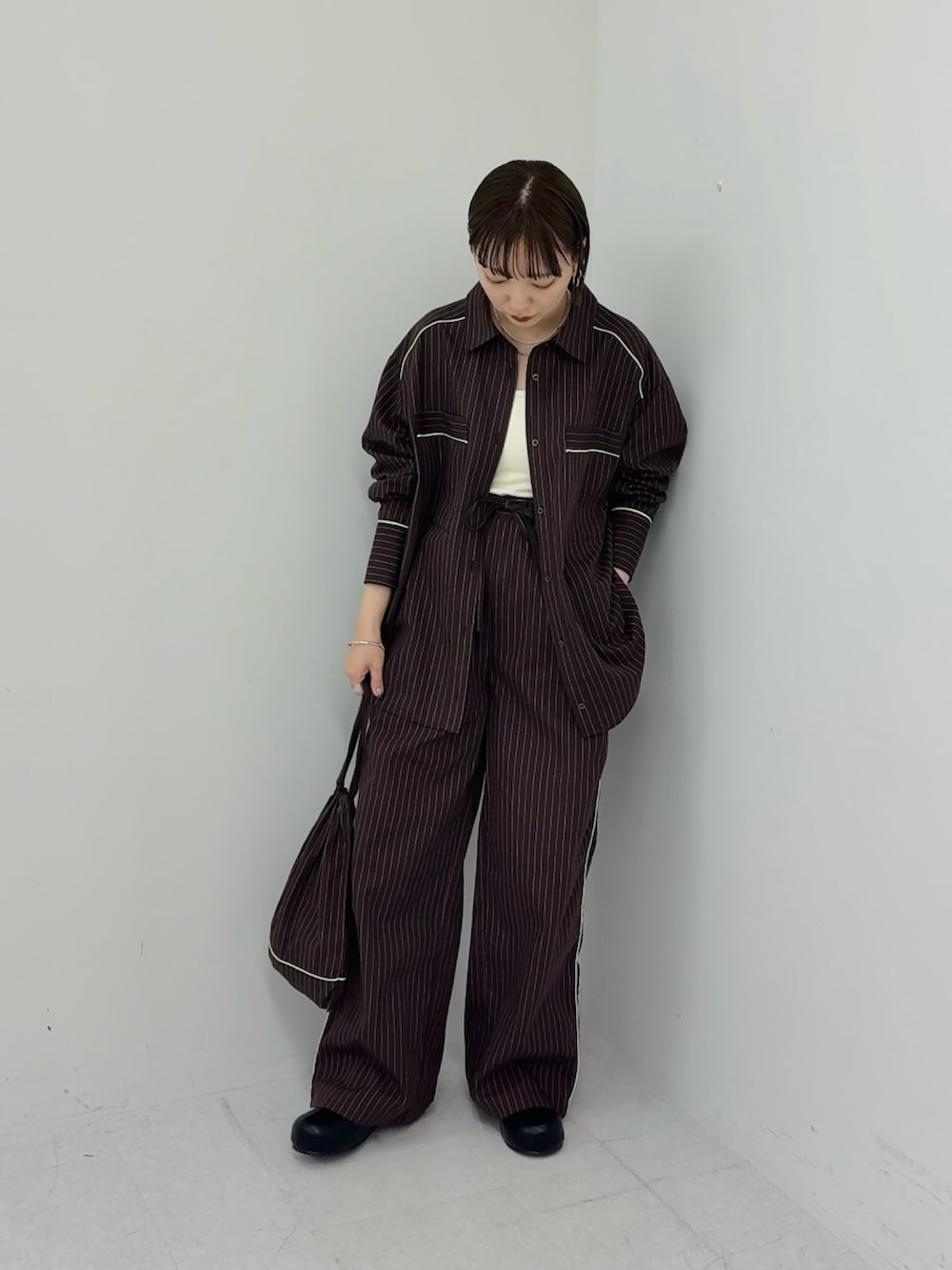 ブラウン系のシャツ/ブラウス、ブラウン系のその他パンツを着用したレディースの冬コーディネートの3枚目の写真