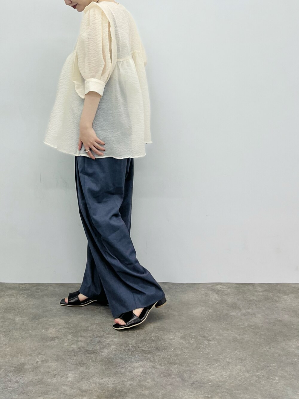 ホワイト系のシャツ/ブラウス、グレー系のその他パンツを着用したレディースの春コーディネートの3枚目の写真