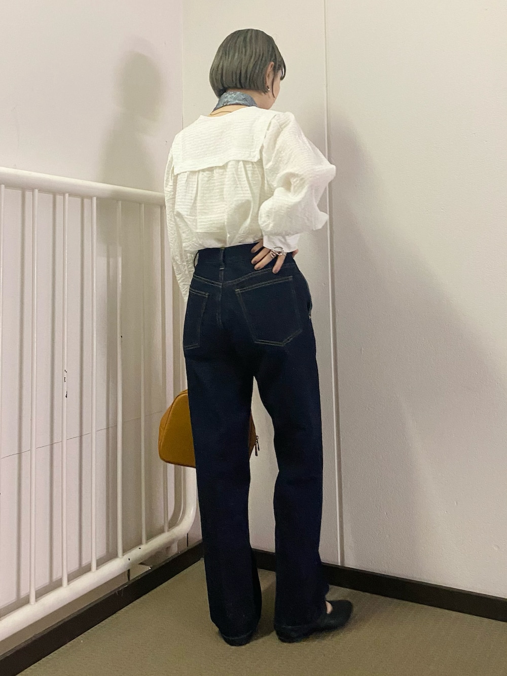 ホワイト系のシャツ/ブラウス、ブルー系のデニムパンツ、イエロー系のボストンバッグを着用したレディースの春コーディネートの4枚目の写真