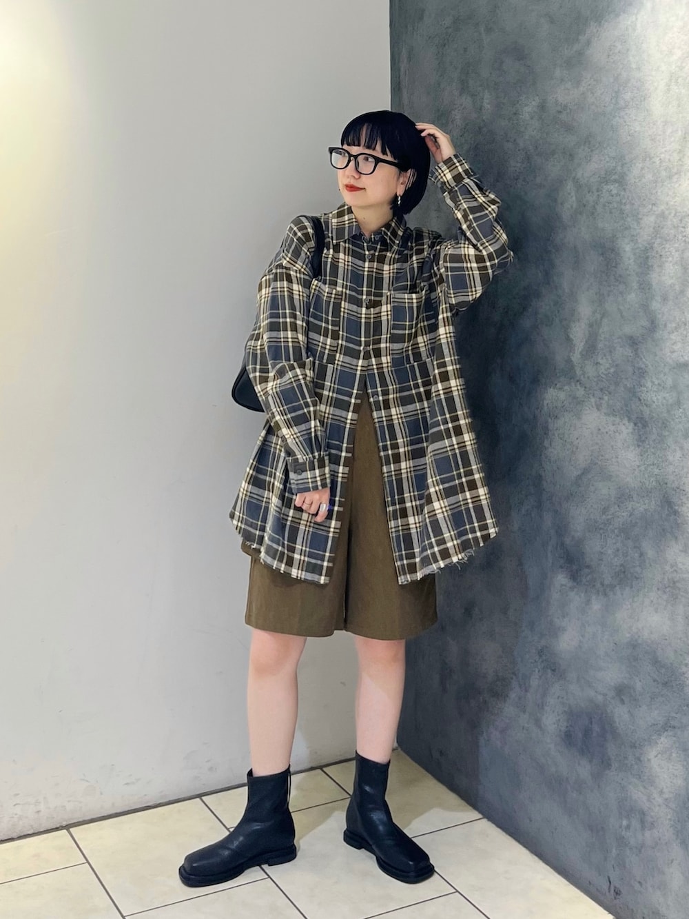 グレー系のシャツ/ブラウス、グリーン系のその他パンツ、ブラック系のブーツを着用したレディースの秋コーディネートの4枚目の写真