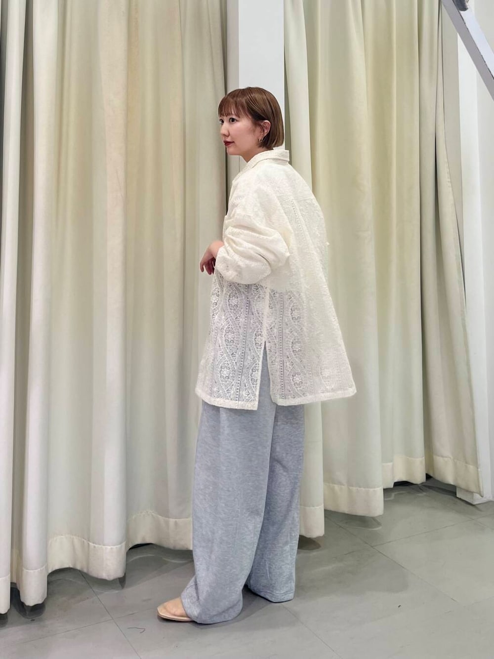 ホワイト系のTシャツ/カットソー、ホワイト系のシャツ/ブラウス、グレー系のその他パンツを着用したレディースの春コーディネートの3枚目の写真