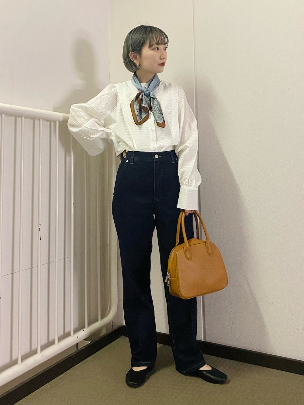 ホワイト系のシャツ/ブラウス、ブルー系のデニムパンツ、イエロー系のボストンバッグを着用したレディースの春コーディネートの2枚目の写真