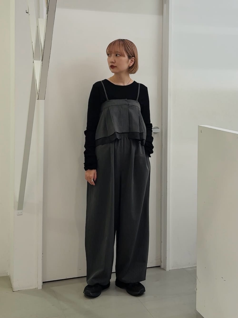 グレー系のワンピース、ブラック系のTシャツ/カットソーを着用したレディースの秋コーディネートの2枚目の写真