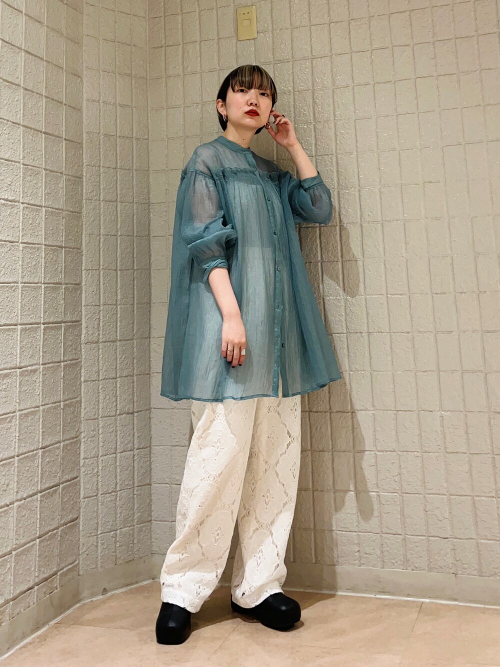 ブルー系のシャツ/ブラウス、ホワイト系のその他パンツ、ブラック系のサンダルを着用したレディースの春コーディネートの2枚目の写真