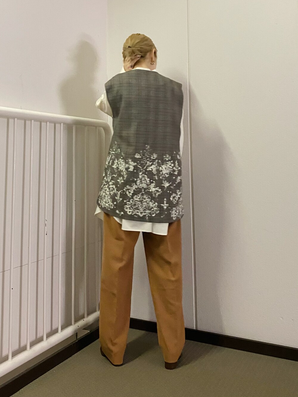 ホワイト系のシャツ/ブラウス、ブラウン系のベスト、ブラウン系のその他パンツを着用したレディースの冬コーディネートの4枚目の写真