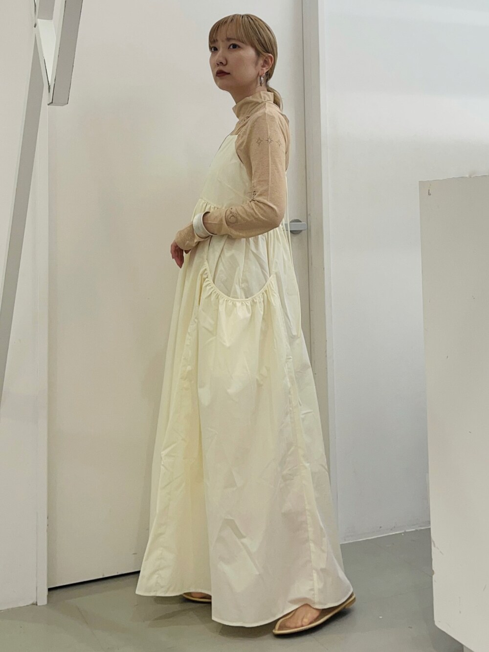 ホワイト系のワンピース、ベージュ系のTシャツ/カットソー、ベージュ系のその他シューズを着用したレディースの春コーディネートの2枚目の写真