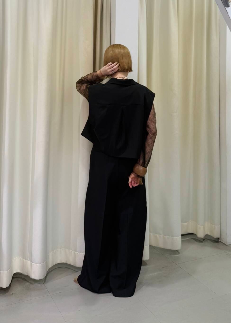 ブラック系のTシャツ/カットソー、ブラック系のその他パンツ、ブラック系のその他アウターを着用したレディースの春コーディネートの3枚目の写真