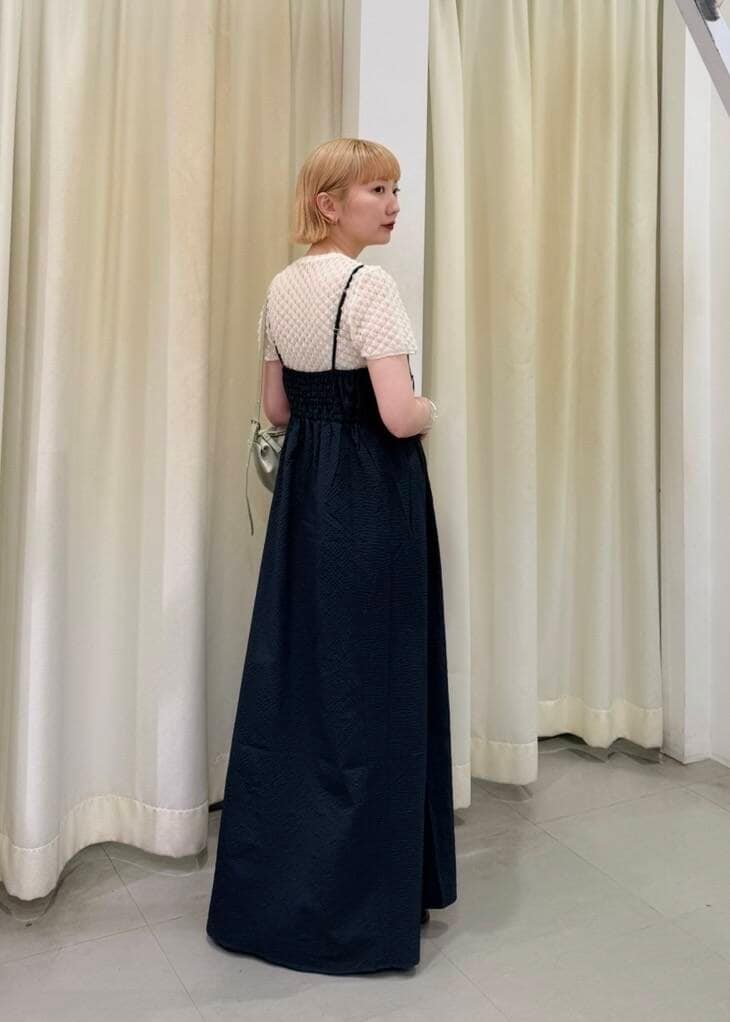 ブルー系のワンピース、グリーン系のショルダーバッグ、ホワイト系のニット/セーターを着用したレディースの夏コーディネートの3枚目の写真