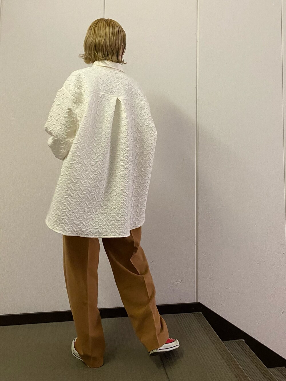 ホワイト系のシャツ/ブラウス、ブラウン系のその他パンツを着用したレディースの冬コーディネートの4枚目の写真