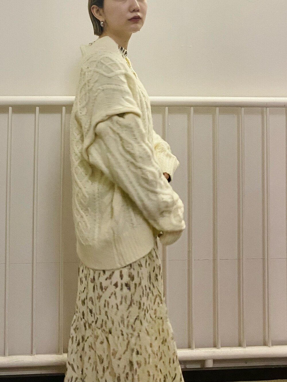 ホワイト系のニット/セーター、ホワイト系のワンピースを着用したレディースの冬コーディネートの5枚目の写真