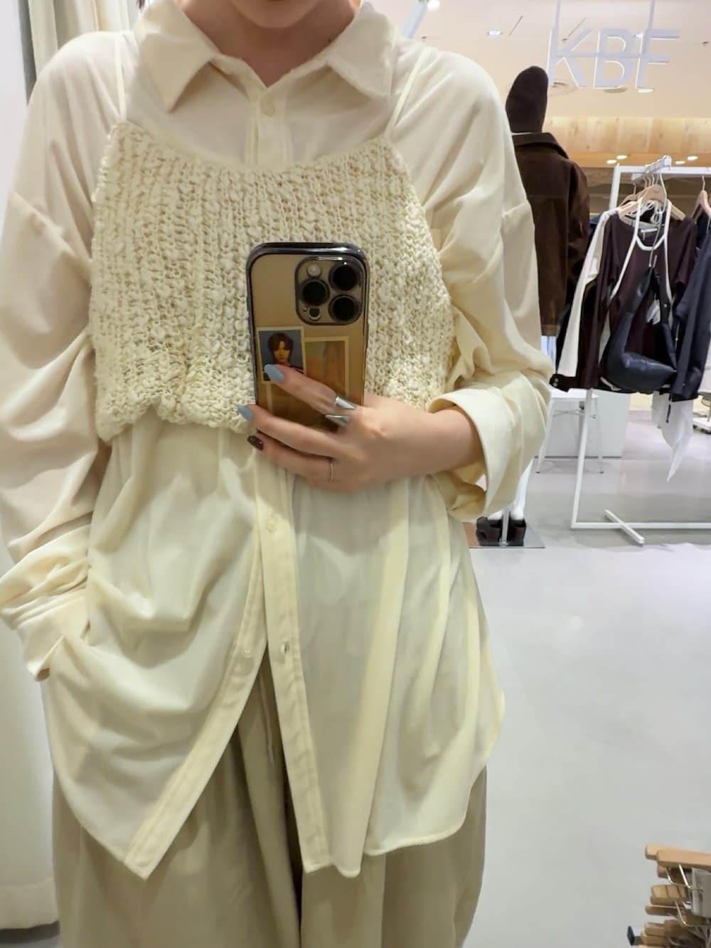 ホワイト系のニット/セーター、ホワイト系のシャツ/ブラウス、ベージュ系のその他パンツを着用したレディースの春コーディネートの2枚目の写真